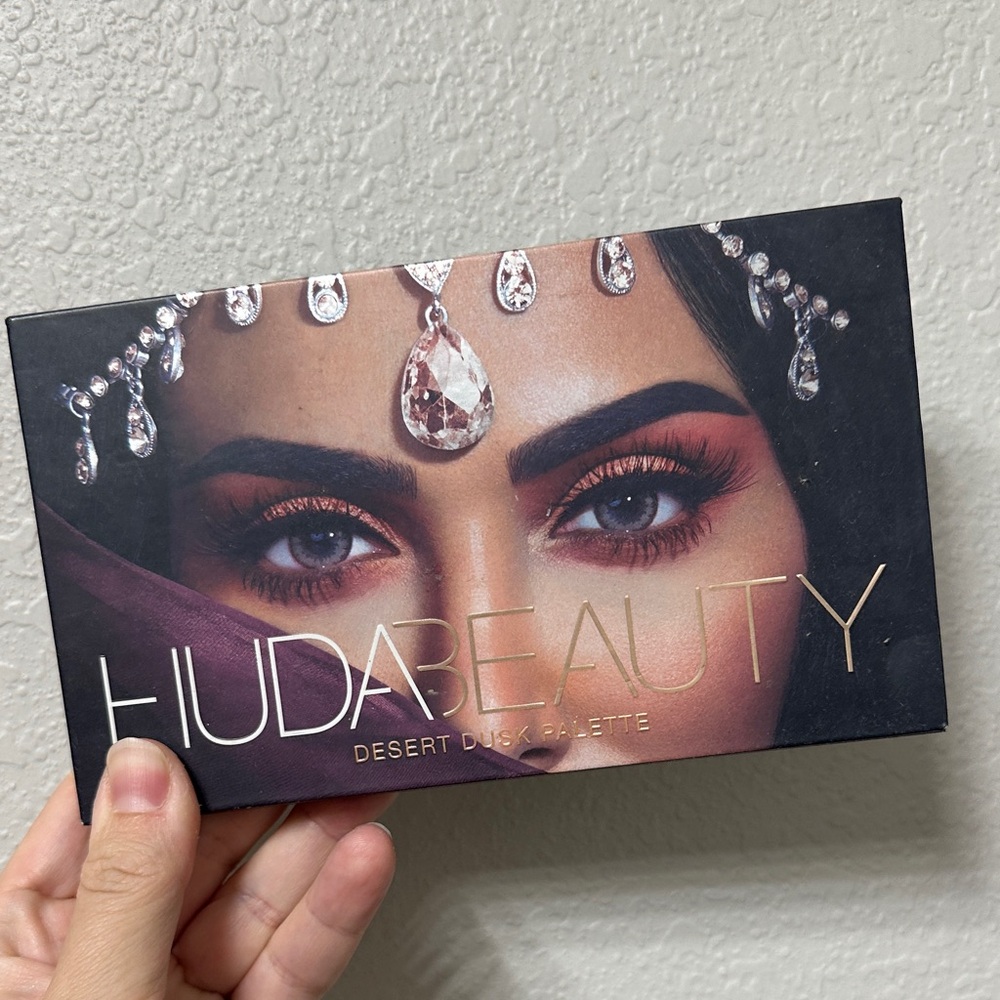 HUDA BEAUTY Desert Dusk Palette - Vibrant Shades
